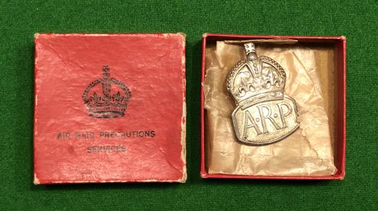 Boxed Silver ARP badge variation - Man.