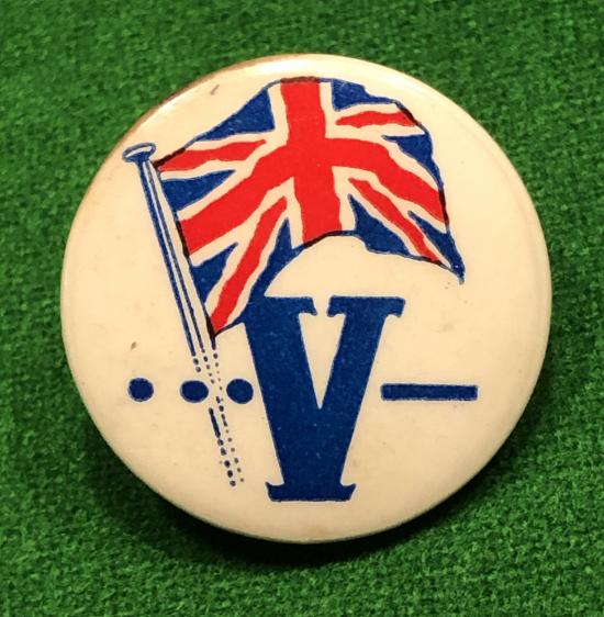 ' V ' Victory lapel badge.